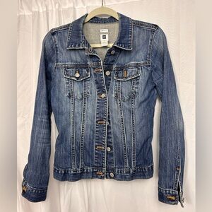 GAP women’s stretch denim jean jacket, size M.